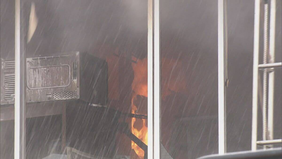 「建物が燃えている」とアスファルト舗装をしていた業者から119番 2階建て住宅が全焼 ｢舗装作業で出た火が住宅に燃え移った｣という通報 愛知･豊橋市