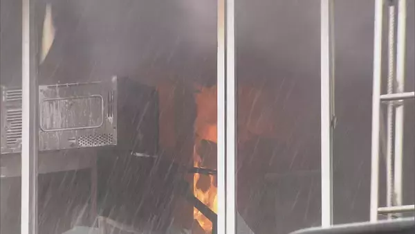 「「建物が燃えている」とアスファルト舗装をしていた業者から119番 2階建て住宅が全焼 ｢舗装作業で出た火が住宅に燃え移った｣という通報 愛知･豊橋市」の画像