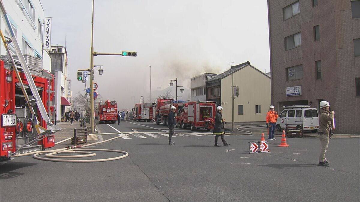 「建物が燃えている」とアスファルト舗装をしていた業者から119番 2階建て住宅が全焼 ｢舗装作業で出た火が住宅に燃え移った｣という通報 愛知･豊橋市