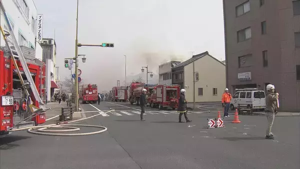 「「建物が燃えている」とアスファルト舗装をしていた業者から119番 2階建て住宅が全焼 ｢舗装作業で出た火が住宅に燃え移った｣という通報 愛知･豊橋市」の画像
