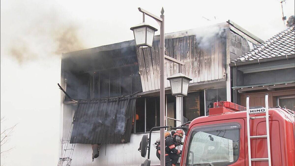 「建物が燃えている」とアスファルト舗装をしていた業者から119番 2階建て住宅が全焼 ｢舗装作業で出た火が住宅に燃え移った｣という通報 愛知･豊橋市