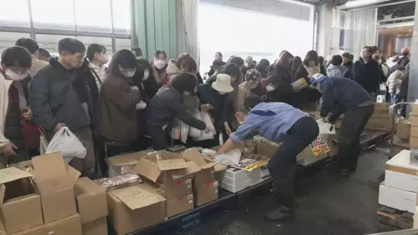 「卸売市場で本マグロの大サービス ことし最後の一般開放で｢正月に向けて、いい食材あれば｣ 年末年始の大売り出し 愛知･豊田市」の画像