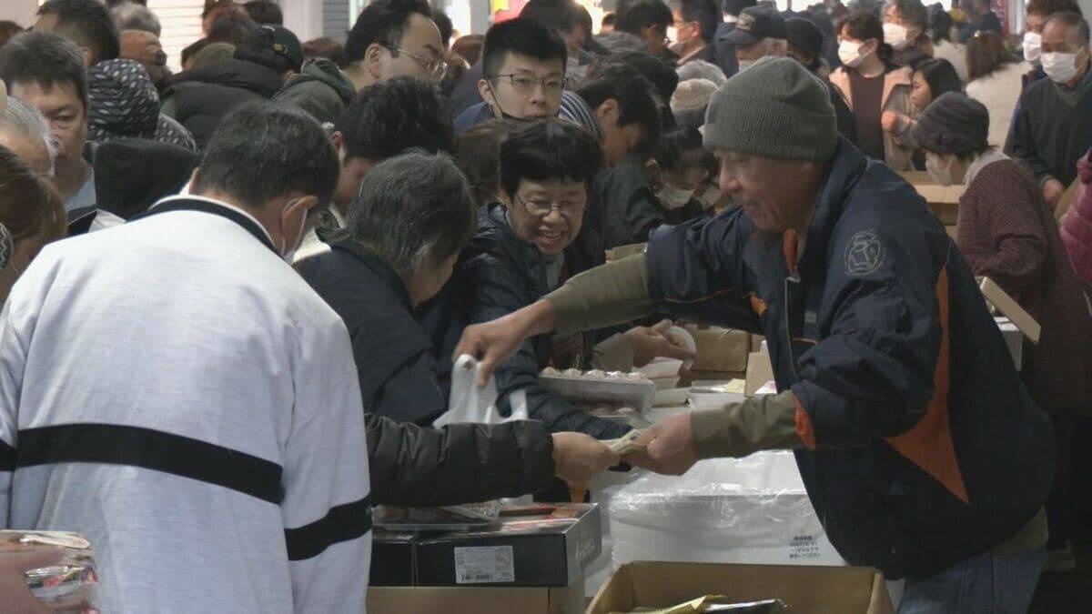 卸売市場で本マグロの大サービス ことし最後の一般開放で｢正月に向けて、いい食材あれば｣ 年末年始の大売り出し 愛知･豊田市