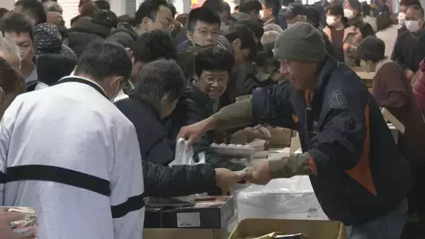 「卸売市場で本マグロの大サービス ことし最後の一般開放で｢正月に向けて、いい食材あれば｣ 年末年始の大売り出し 愛知･豊田市」の画像