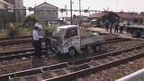 「｢軽トラックがくしゃくしゃに…｣ JRの踏切内で貨物列車と衝突 運転していた男性が死亡 遮断機が降りた後に立ち入ったか 愛知･稲沢市」の画像1