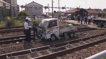 ｢軽トラックがくしゃくしゃに…｣ JRの踏切内で貨物列車と衝突 運転していた男性が死亡 遮断機が降りた後に立ち入ったか 愛知･稲沢市