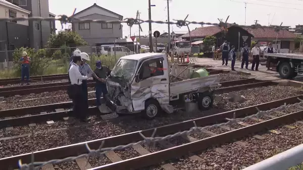 ｢軽トラックがくしゃくしゃに…｣ JRの踏切内で貨物列車と衝突 運転していた男性が死亡 遮断機が降りた後に立ち入ったか 愛知･稲沢市