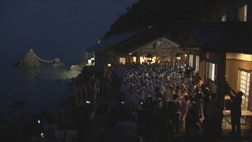 「曇っているが心は晴れ晴れ」 夏至の朝日を拝む“夏至祭” 夫婦岩の前で 三重・伊勢市