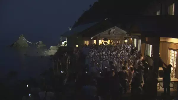 「曇っているが心は晴れ晴れ」 夏至の朝日を拝む“夏至祭” 夫婦岩の前で 三重・伊勢市