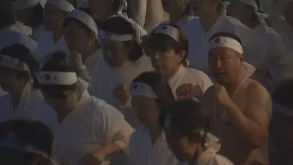 「「曇っているが心は晴れ晴れ」 夏至の朝日を拝む“夏至祭” 夫婦岩の前で 三重・伊勢市」の画像