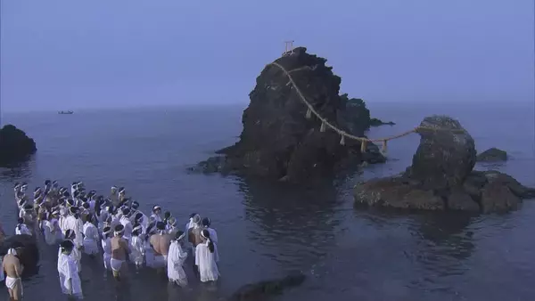 「「曇っているが心は晴れ晴れ」 夏至の朝日を拝む“夏至祭” 夫婦岩の前で 三重・伊勢市」の画像
