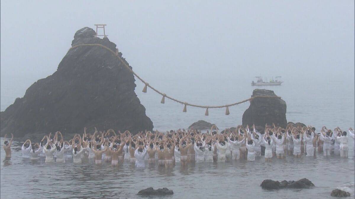 「曇っているが心は晴れ晴れ」 夏至の朝日を拝む“夏至祭” 夫婦岩の前で 三重・伊勢市