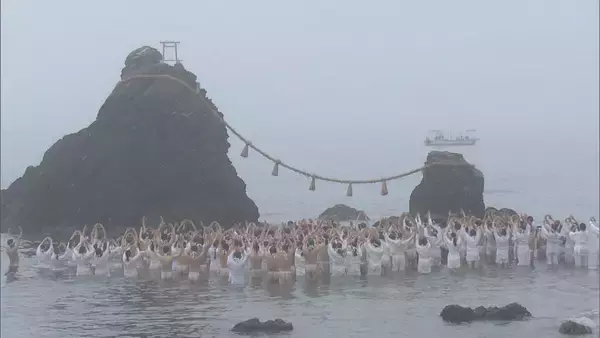 「「曇っているが心は晴れ晴れ」 夏至の朝日を拝む“夏至祭” 夫婦岩の前で 三重・伊勢市」の画像