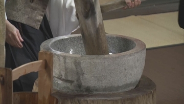 豊川稲荷で新年迎える鏡餅づくり　お経を読みながら餅つき　フードロスにも配慮　直径1．1メートル、重さ30キロの大鏡餅8つ奉納　愛知・豊川市