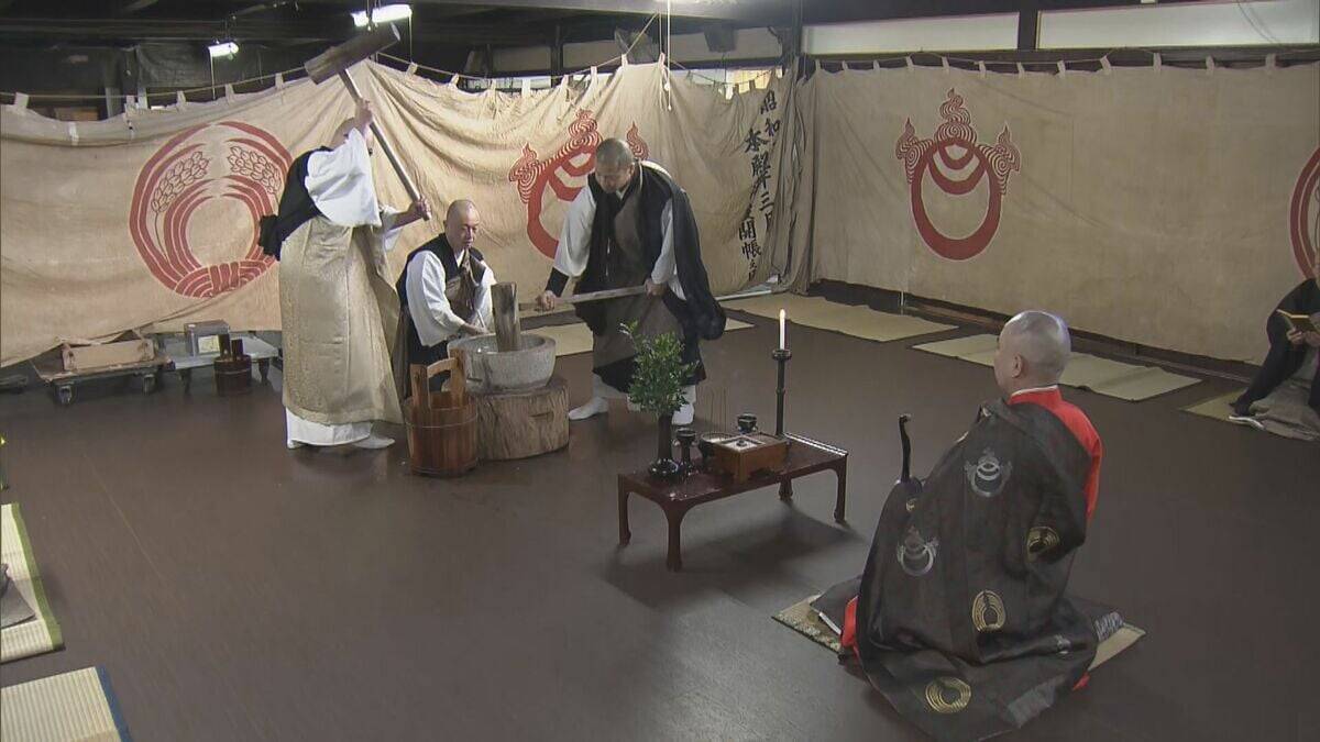 豊川稲荷で新年迎える鏡餅づくり　お経を読みながら餅つき　フードロスにも配慮　直径1．1メートル、重さ30キロの大鏡餅8つ奉納　愛知・豊川市