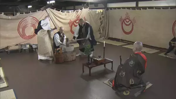 「豊川稲荷で新年迎える鏡餅づくり　お経を読みながら餅つき　フードロスにも配慮　直径1．1メートル、重さ30キロの大鏡餅8つ奉納　愛知・豊川市」の画像