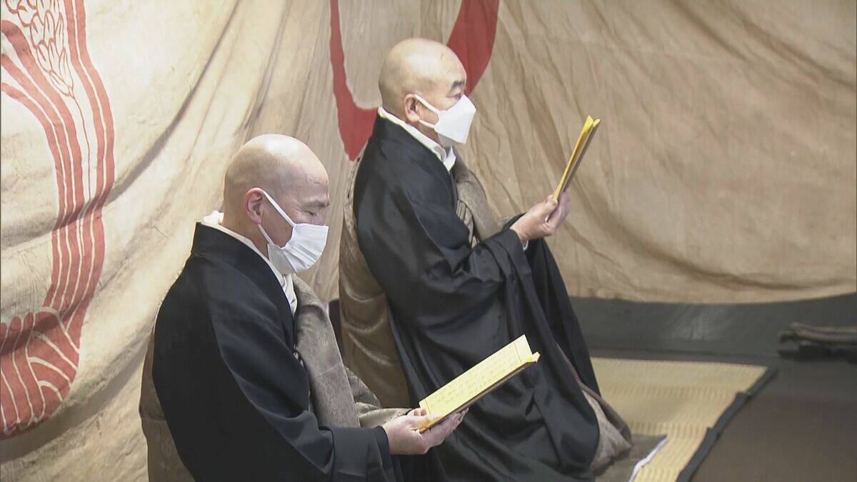 豊川稲荷で新年迎える鏡餅づくり　お経を読みながら餅つき　フードロスにも配慮　直径1．1メートル、重さ30キロの大鏡餅8つ奉納　愛知・豊川市