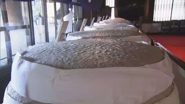 「豊川稲荷で新年迎える鏡餅づくり　お経を読みながら餅つき　フードロスにも配慮　直径1．1メートル、重さ30キロの大鏡餅8つ奉納　愛知・豊川市」の画像