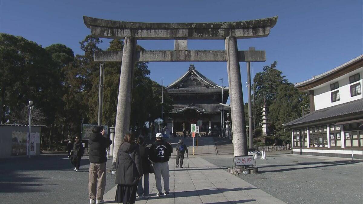 豊川稲荷で新年迎える鏡餅づくり　お経を読みながら餅つき　フードロスにも配慮　直径1．1メートル、重さ30キロの大鏡餅8つ奉納　愛知・豊川市