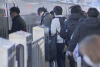「ばあばとじいじの家に行った」 年末年始をふるさとや行楽地で過ごした人のUターンラッシュがピーク 東海道新幹線「上り線」JR名古屋駅のホームは朝から混雑