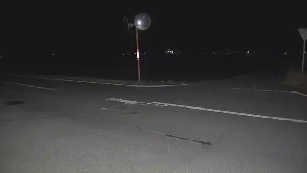 軽乗用車同士が出合い頭に衝突…　運転手の男性が死亡 　もう片方の運転手は軽いけが　交差点の片側には「止まれ」の文字と標識　三重・明和町