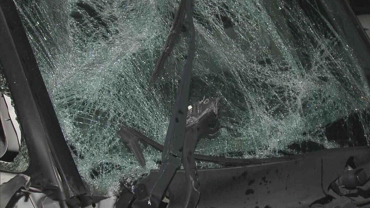 軽乗用車同士が出合い頭に衝突…　運転手の男性が死亡 　もう片方の運転手は軽いけが　交差点の片側には「止まれ」の文字と標識　三重・明和町