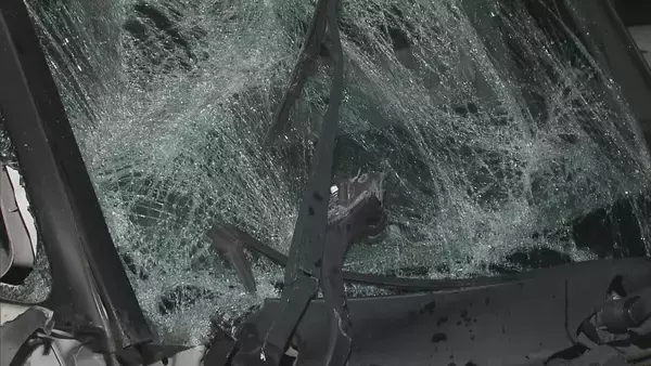 「軽乗用車同士が出合い頭に衝突…　運転手の男性が死亡 　もう片方の運転手は軽いけが　交差点の片側には「止まれ」の文字と標識　三重・明和町」の画像