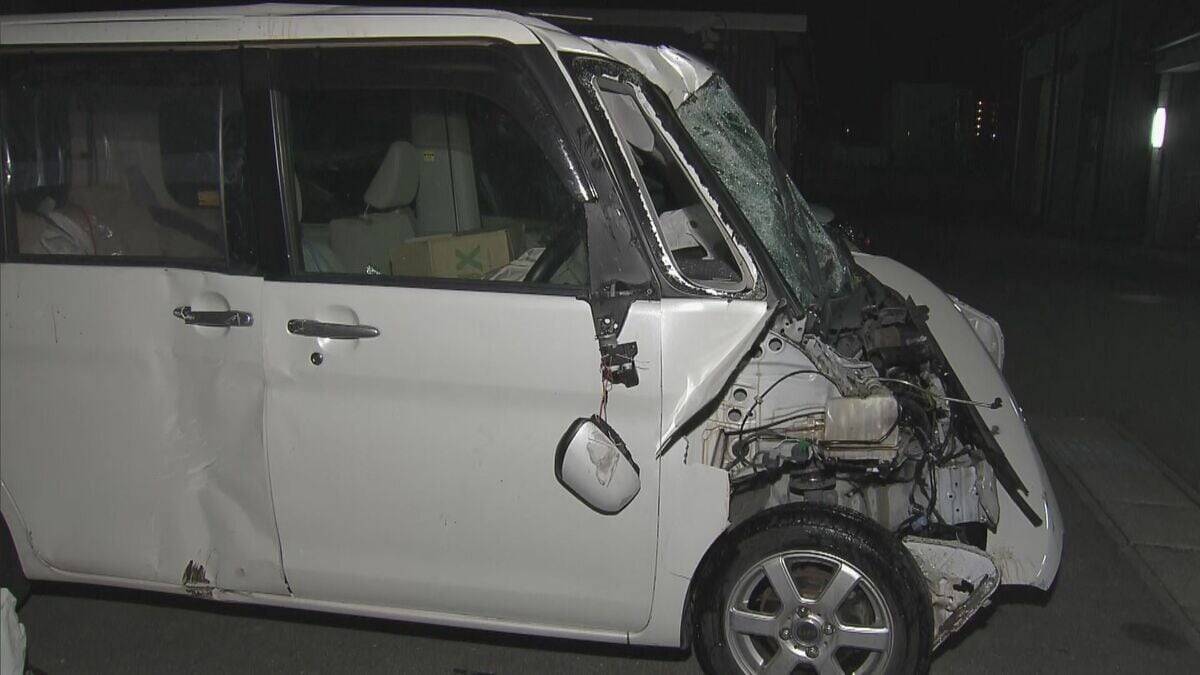 軽乗用車同士が出合い頭に衝突…　運転手の男性が死亡 　もう片方の運転手は軽いけが　交差点の片側には「止まれ」の文字と標識　三重・明和町