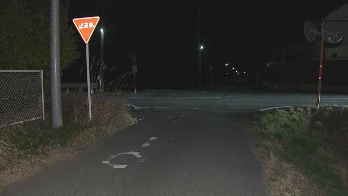 軽乗用車同士が出合い頭に衝突…　運転手の男性が死亡 　もう片方の運転手は軽いけが　交差点の片側には「止まれ」の文字と標識　三重・明和町