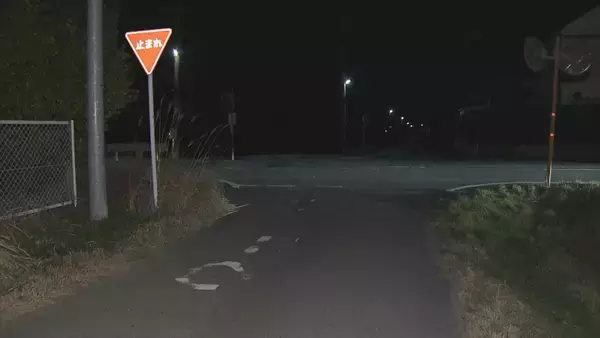 「軽乗用車同士が出合い頭に衝突…　運転手の男性が死亡 　もう片方の運転手は軽いけが　交差点の片側には「止まれ」の文字と標識　三重・明和町」の画像