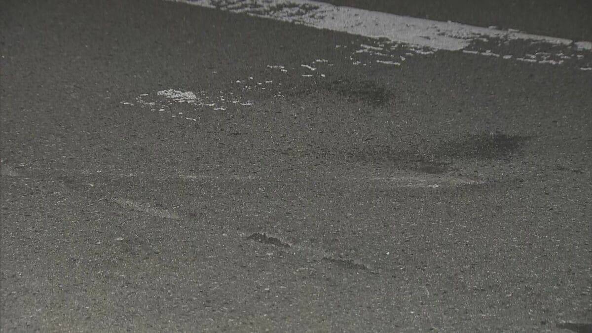 軽乗用車同士が出合い頭に衝突…　運転手の男性が死亡 　もう片方の運転手は軽いけが　交差点の片側には「止まれ」の文字と標識　三重・明和町