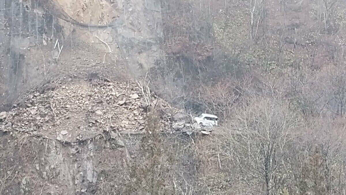 ｢土砂崩れが広範囲に広がっている｣ 40代男性が崩れた土砂に乗り上げケガか 岐阜･高山市丹生川町の国道 一部で通行止め