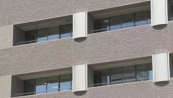 「交際相手の女性の首を腕で複数回締め上げる… 殺人未遂の疑いで男（27）を逮捕 女性は目や首に全治2週間のけが 名古屋」の画像