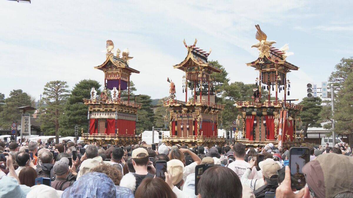 桜満開 春の高山祭始まる ｢素敵な日に来られて幸せ…｣ 青空のもと12台の絢爛豪華な屋台が曳そろえられる 岐阜