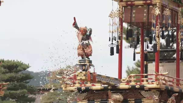 「桜満開 春の高山祭始まる ｢素敵な日に来られて幸せ…｣ 青空のもと12台の絢爛豪華な屋台が曳そろえられる 岐阜」の画像