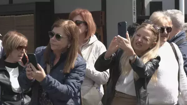 「桜満開 春の高山祭始まる ｢素敵な日に来られて幸せ…｣ 青空のもと12台の絢爛豪華な屋台が曳そろえられる 岐阜」の画像