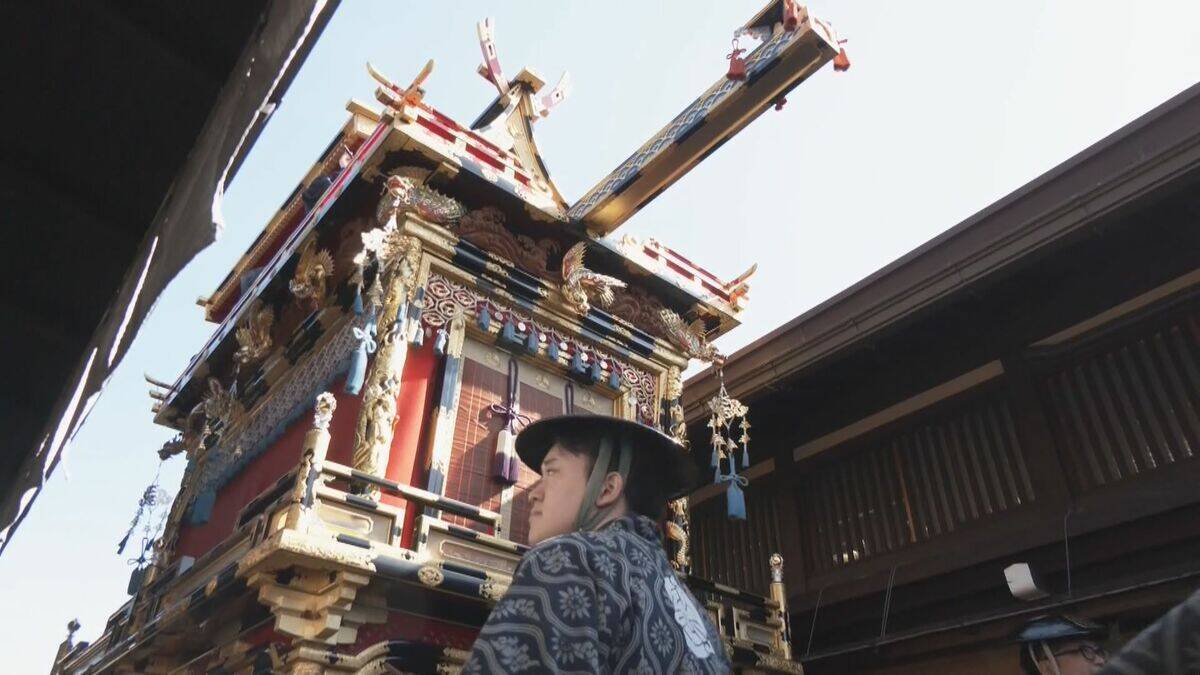 桜満開 春の高山祭始まる ｢素敵な日に来られて幸せ…｣ 青空のもと12台の絢爛豪華な屋台が曳そろえられる 岐阜