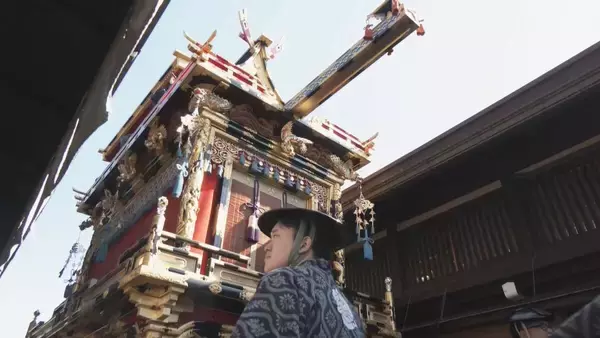 「桜満開 春の高山祭始まる ｢素敵な日に来られて幸せ…｣ 青空のもと12台の絢爛豪華な屋台が曳そろえられる 岐阜」の画像