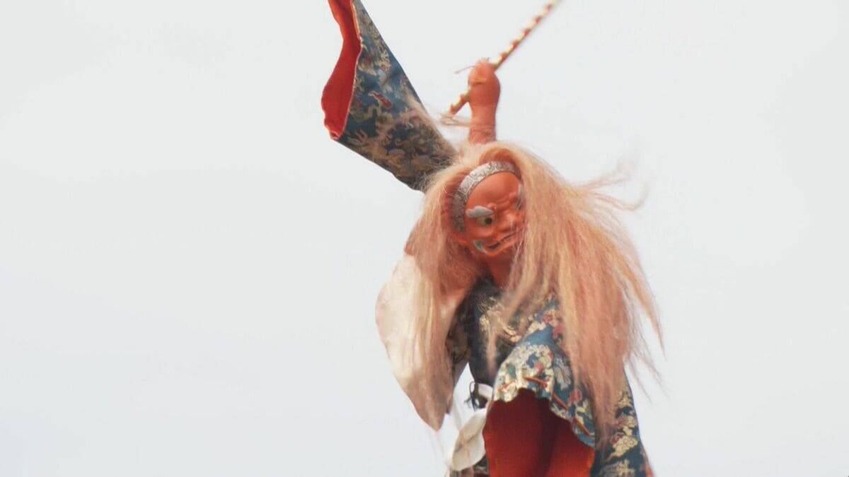 桜満開 春の高山祭始まる ｢素敵な日に来られて幸せ…｣ 青空のもと12台の絢爛豪華な屋台が曳そろえられる 岐阜