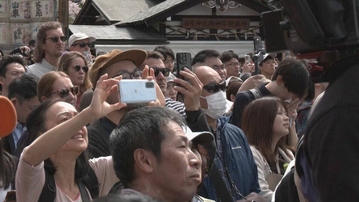 桜満開 春の高山祭始まる ｢素敵な日に来られて幸せ…｣ 青空のもと12台の絢爛豪華な屋台が曳そろえられる 岐阜