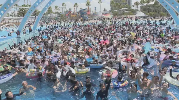「全国各地から涼を求めて… 暑さも行列も“夏の思い出”に ｢大きいプールを楽しんでほしかった｣ 車で6時間かけて来た家族も 三重･桑名市のナガシマジャンボ海水プール」の画像