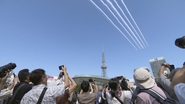 「アジア大会」開会式を前に名古屋の空にブルーインパルス 一糸乱れぬ6機の隊列で多くの人たちを魅了 空にはハートなどが描かれる