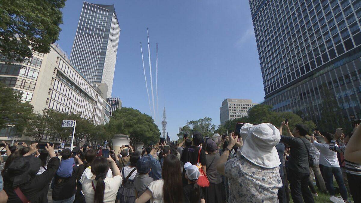 「アジア大会」開会式を前に名古屋の空にブルーインパルス 一糸乱れぬ6機の隊列で多くの人たちを魅了 空にはハートなどが描かれる