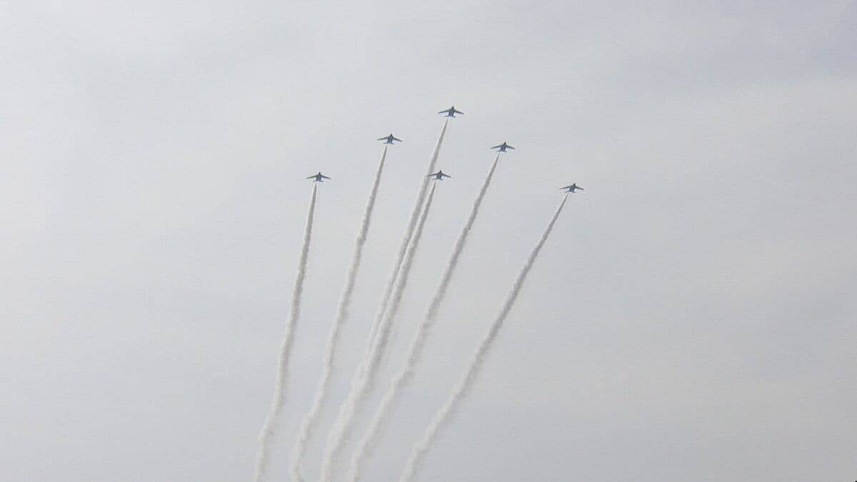 「アジア大会」開会式を前に名古屋の空にブルーインパルス 一糸乱れぬ6機の隊列で多くの人たちを魅了 空にはハートなどが描かれる