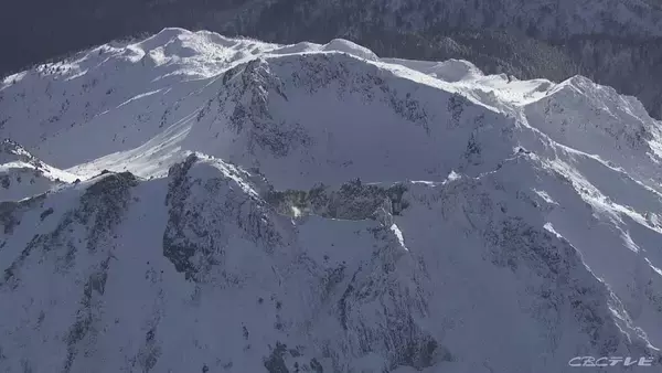 活火山「焼岳」の噴火警戒レベル１「活火山に留意」から２「火口周辺規制」に引き上げ　火口から約１キロに立ち入り規制　噴火にともない大きな噴石が飛散のおそれ　