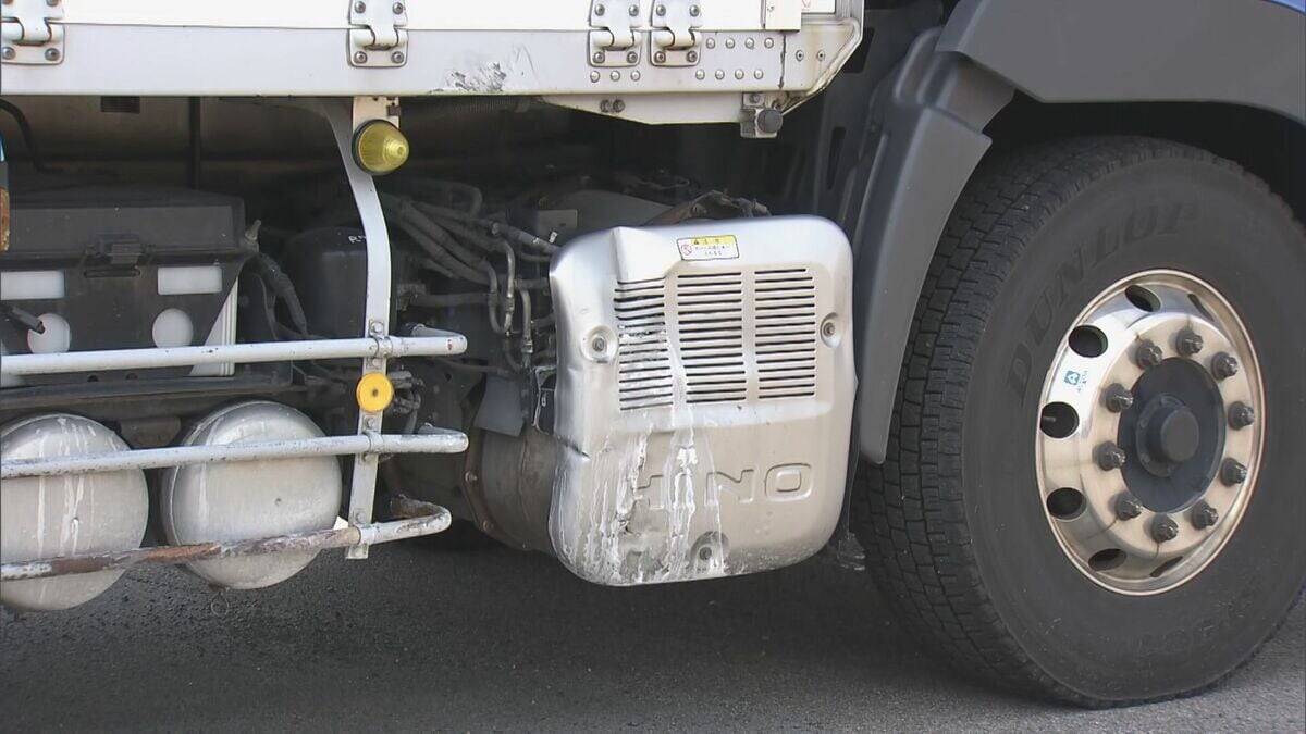 大型トラックなど3台からむ事故 軽ワゴン車は大破… 男性1人死亡 名神高速上り線 岐阜･養老町