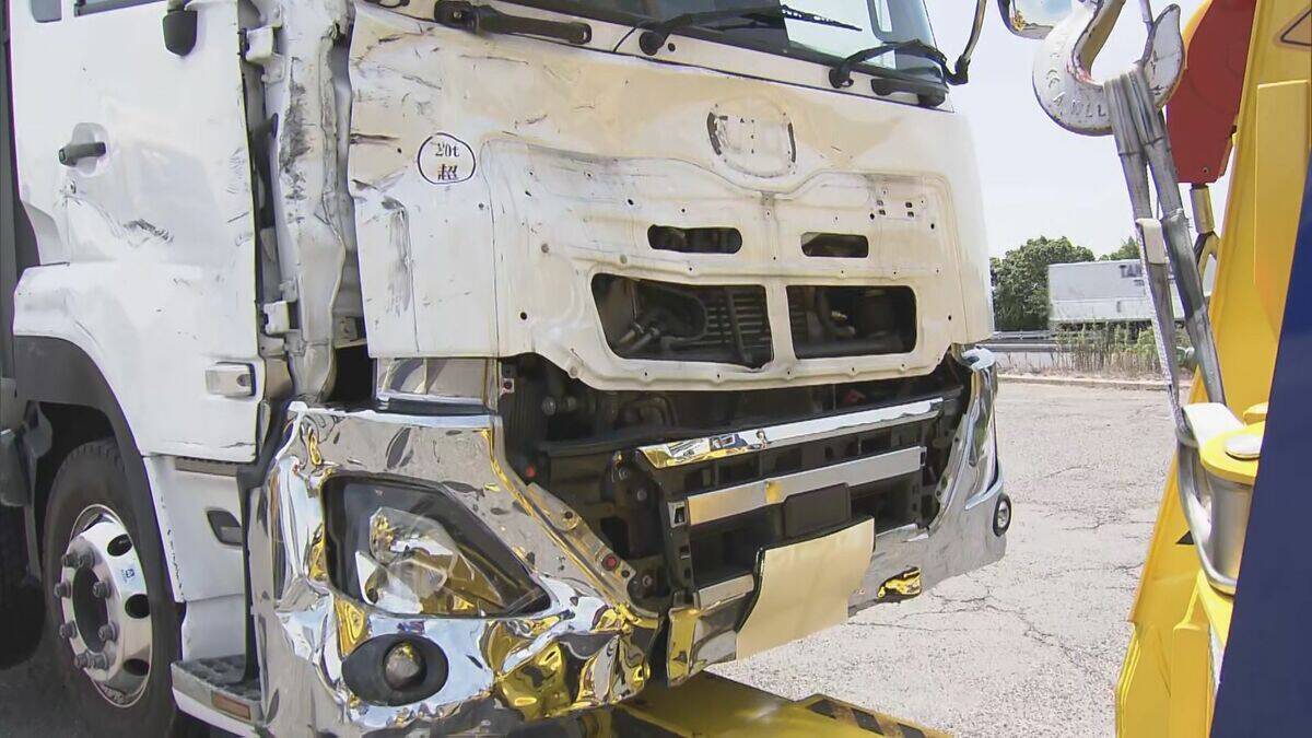 大型トラックなど3台からむ事故 軽ワゴン車は大破… 男性1人死亡 名神高速上り線 岐阜･養老町