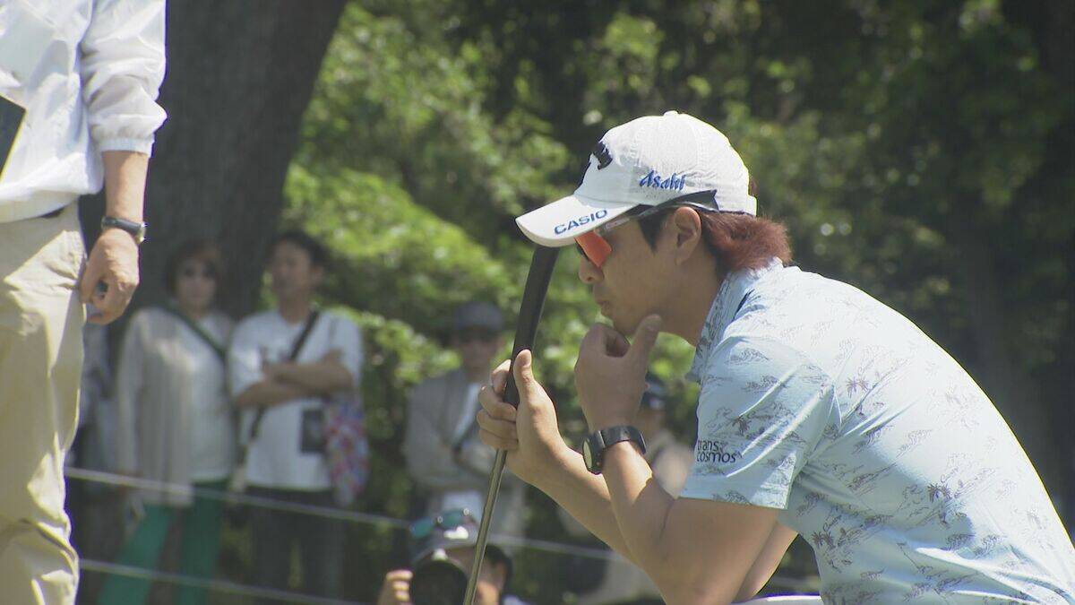 男子ゴルフ　中日クラウンズ決勝１日目　細野勇策が通算12アンダーで単独トップに浮上