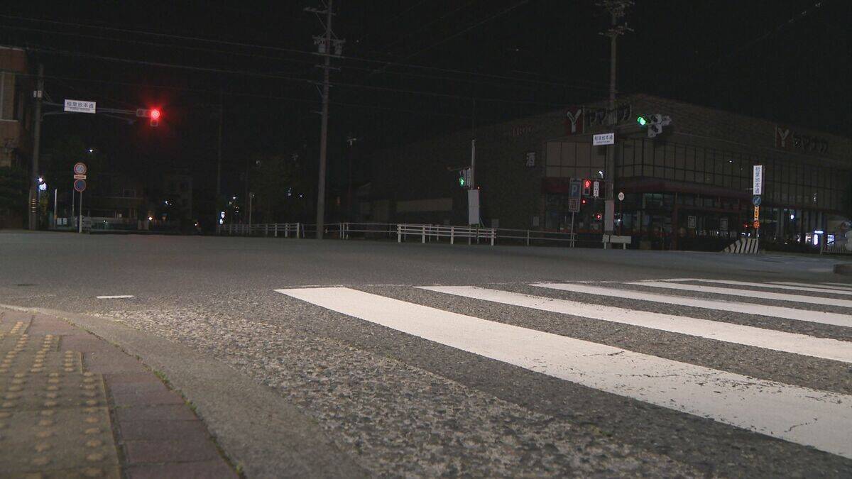 緊急走行をしていたパトカーが交差点で乗用車と衝突　双方の車の３人軽傷　名古屋・中村区