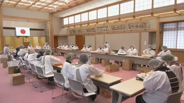 「2万5000袋・計70キロを用意　岐阜・高山市の飛騨一宮水無神社で節分祭の“福豆”を袋詰め」の画像